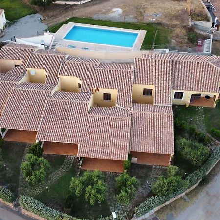 Residence Baia Sant Anna Con Piscina 타나우넬라 외부 사진