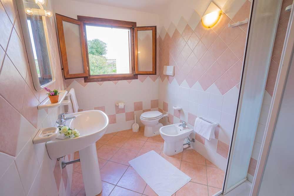 Residence Baia Sant Anna Con Piscina 타나우넬라 외부 사진