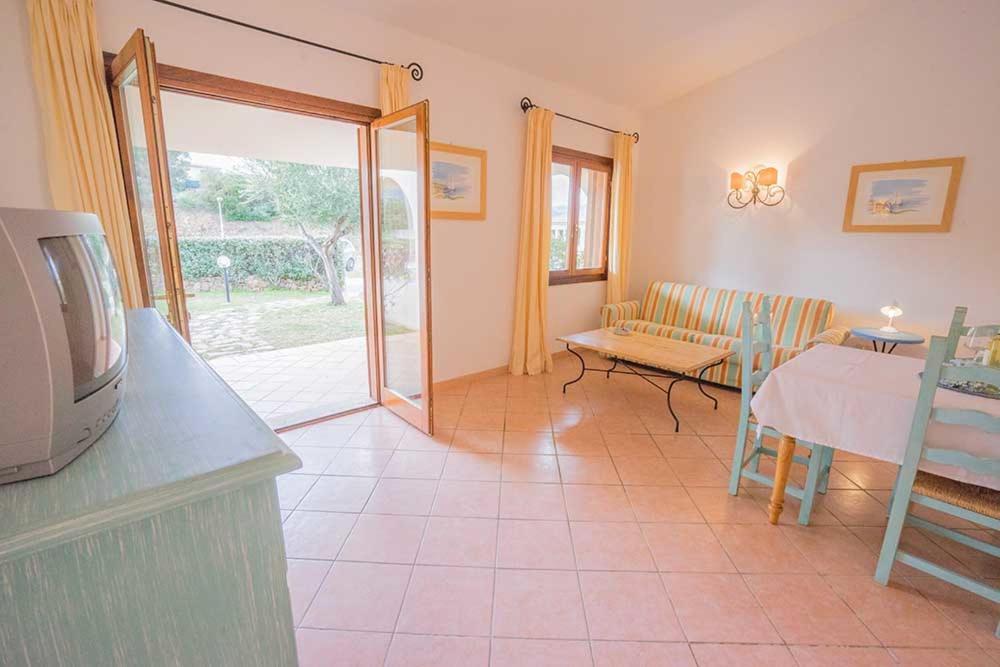 Residence Baia Sant Anna Con Piscina 타나우넬라 외부 사진