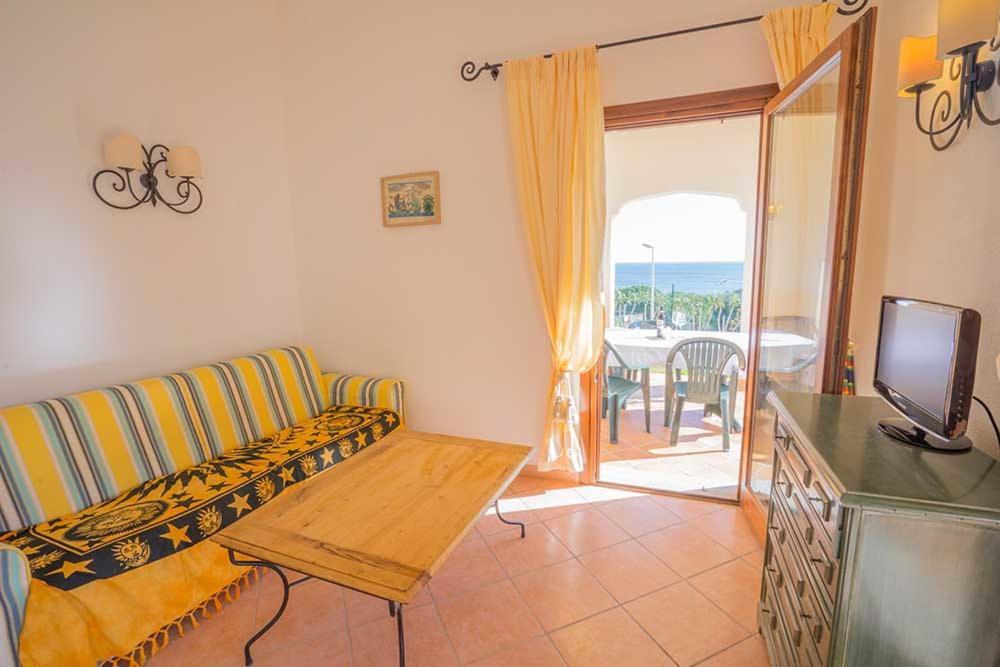 Residence Baia Sant Anna Con Piscina 타나우넬라 외부 사진