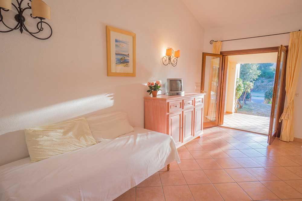Residence Baia Sant Anna Con Piscina 타나우넬라 외부 사진