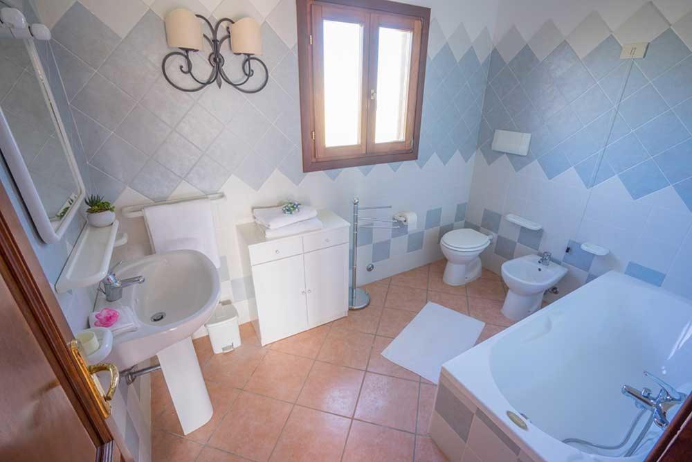 Residence Baia Sant Anna Con Piscina 타나우넬라 외부 사진