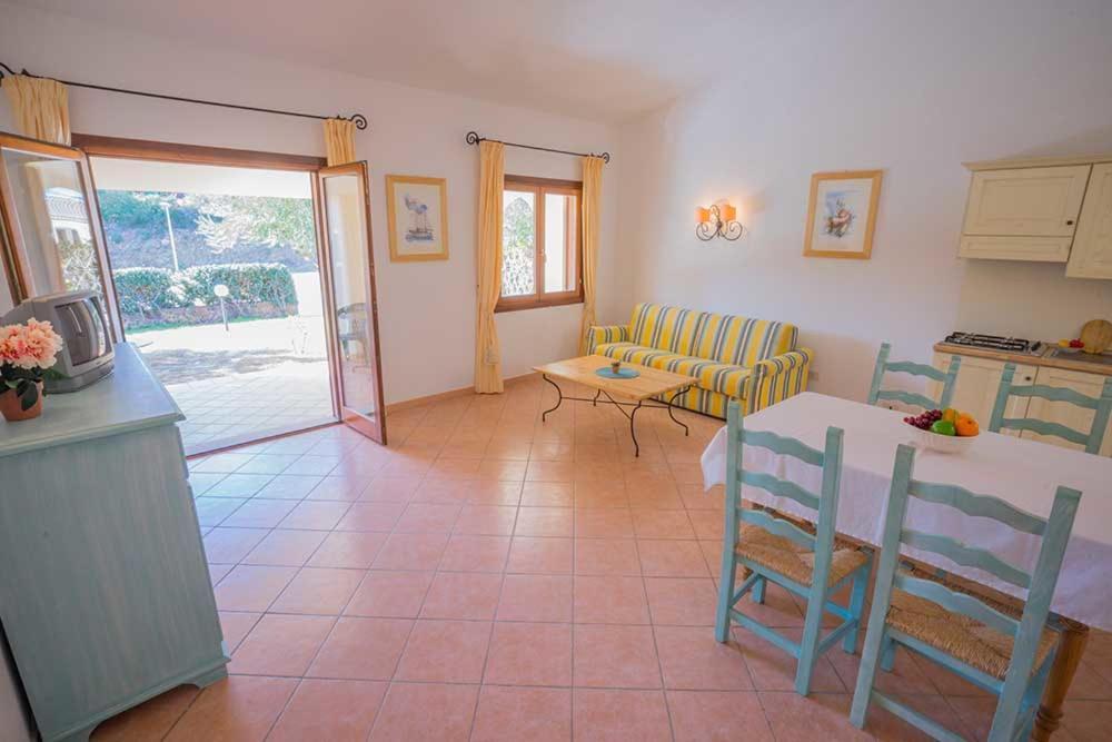 Residence Baia Sant Anna Con Piscina 타나우넬라 외부 사진