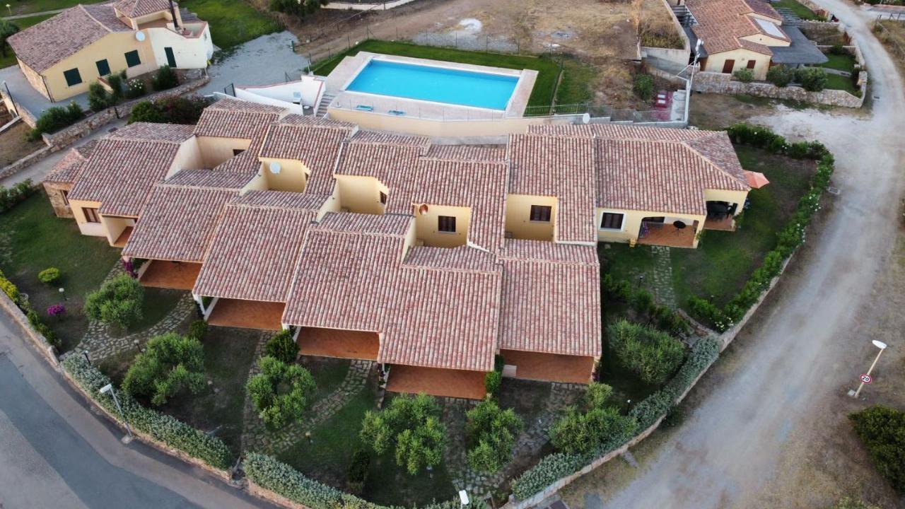 Residence Baia Sant Anna Con Piscina 타나우넬라 외부 사진